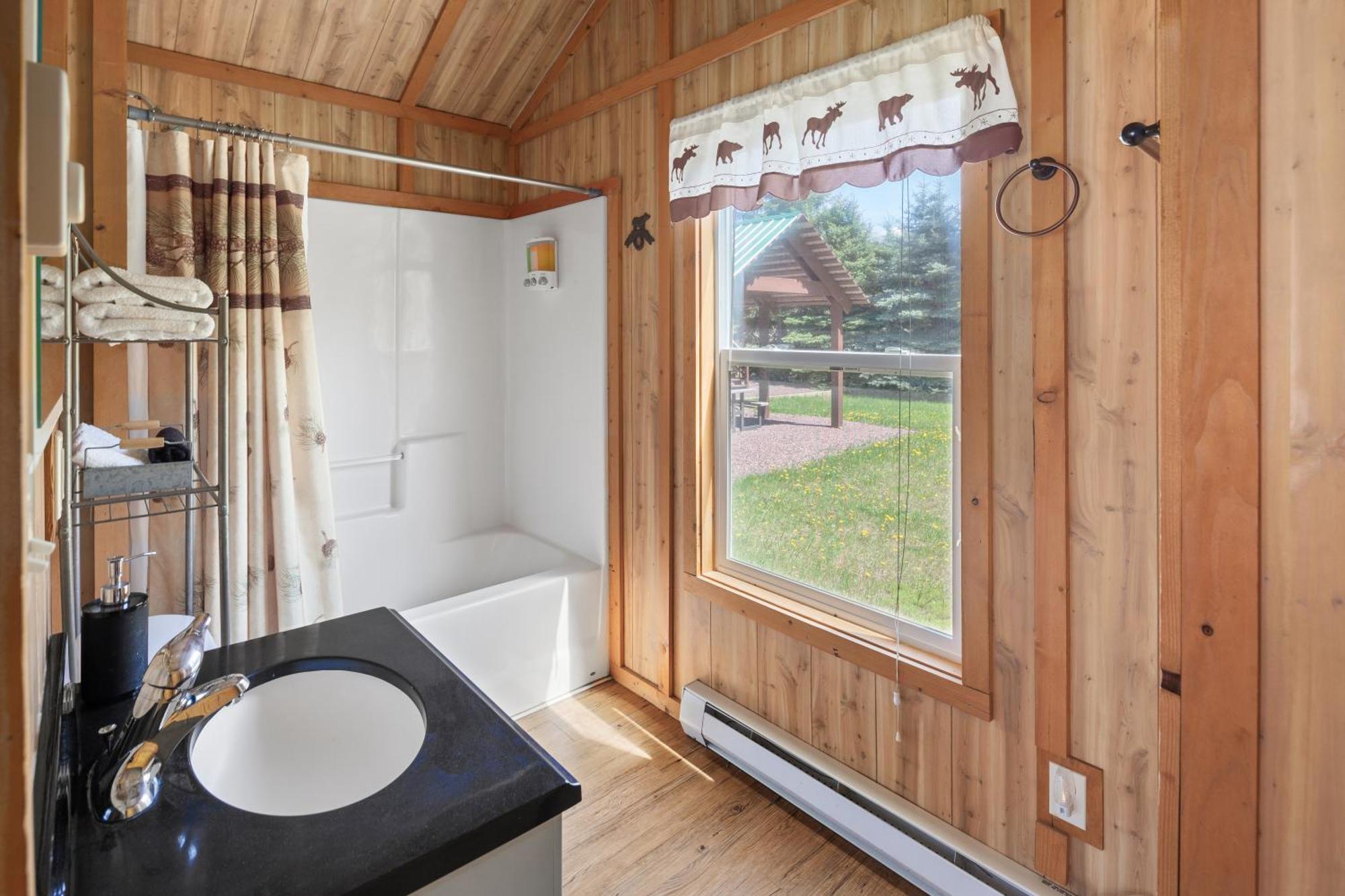 Sky Eco - Glacier General Store And Cabins Coram Zewnętrze zdjęcie