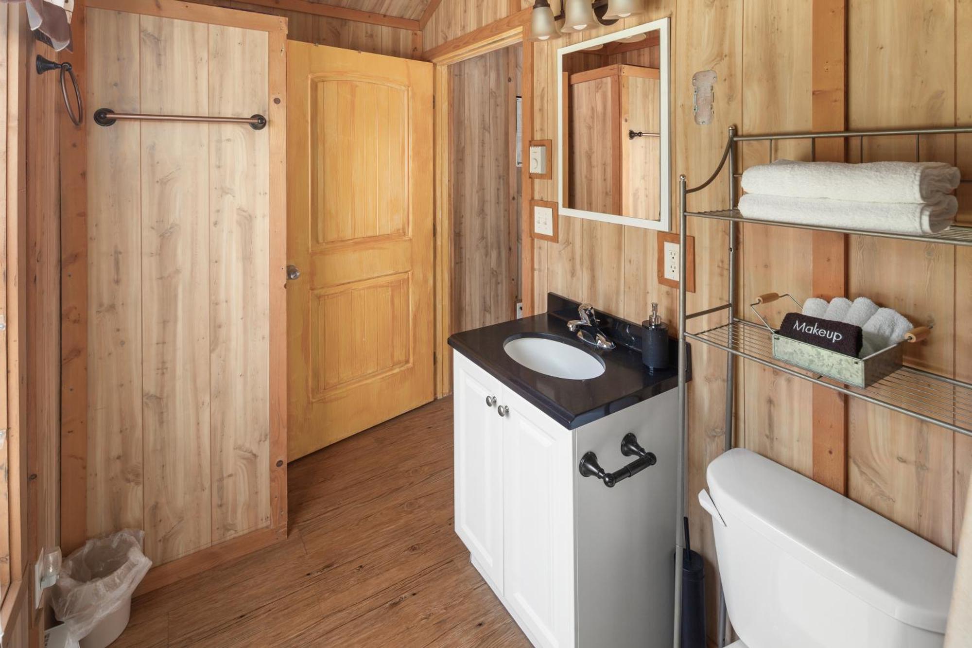 Sky Eco - Glacier General Store And Cabins Coram Zewnętrze zdjęcie